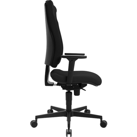 Chaise de bureau noire de profil : dossier haut, assise et accoudoirs. Rotative, avec roulettes.