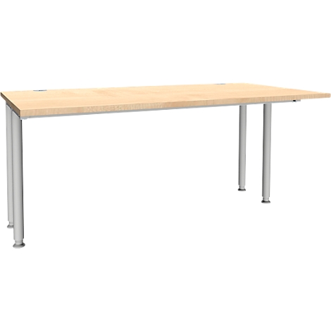 Escritorio marrón claro con patas plateadas. La tapa de la mesa es rectangular. Las patas son cilíndricas.