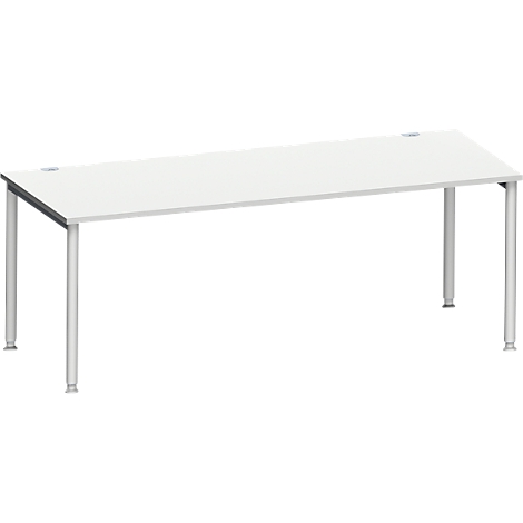 Un escritorio rectangular blanco con patas plateadas, sobre un fondo blanco.