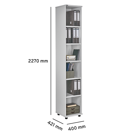 Estantería alta y blanca con compartimentos abiertos. En los estantes hay carpetas, libros y artículos decorativos.