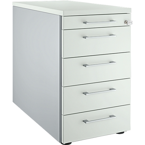 Pedestal rectangular blanco con cinco cajones y asas plateadas. Una cerradura se encuentra en la parte superior derecha.