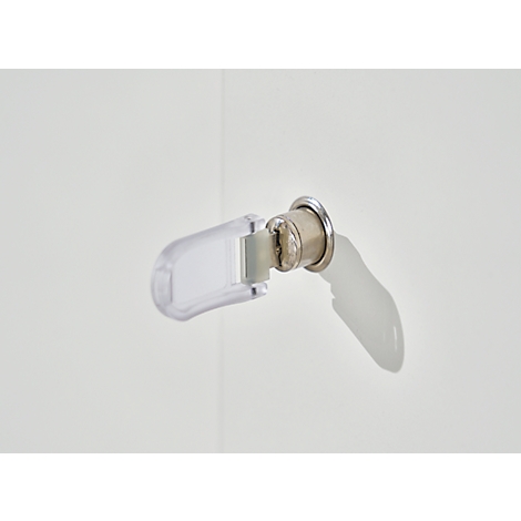 Primer plano de una llave insertada en una cerradura con una carcasa rectangular transparente.