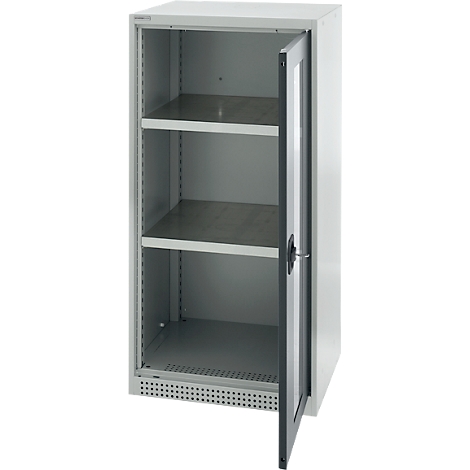 Armario con puerta entreabierta, estanterías detrás.