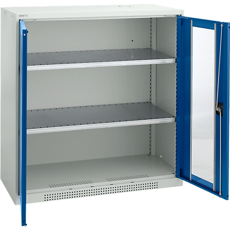 Un armario blanco-gris con dos puertas azules abiertas. Se ven estantes interiores.