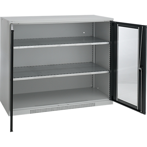 Refrigerador plateado, puerta abierta. Tres estantes en el interior. Marco de puerta negro con inserto de vidrio.