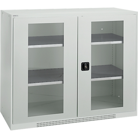 Armario de acero gris con puertas de cristal y estantes, manija negra.