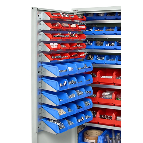 Armoire avec des boîtes de rangement bleues et rouges remplies de pièces d'outils.