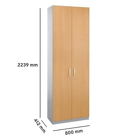 Une armoire haute en bois brun clair avec deux portes, des poignées argentées et une bordure argentée.