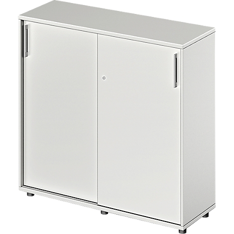 Armoire blanche avec portes coulissantes et poignées argentées.