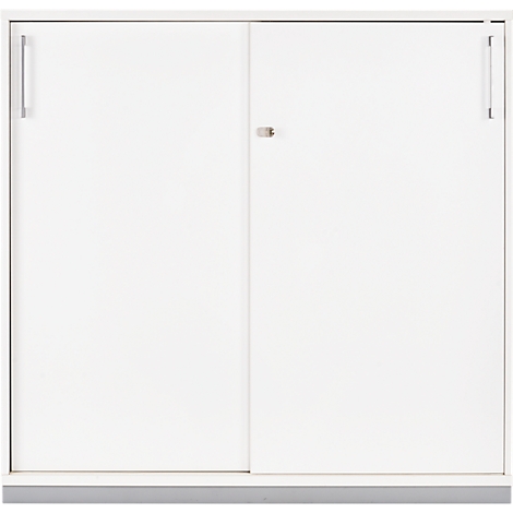 Portes d'armoires blanches avec poignées argentées sur fond clair. Une petite serrure au milieu.