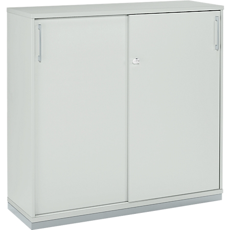 Armoire gris clair avec deux portes coulissantes, poignées et trou de serrure.
