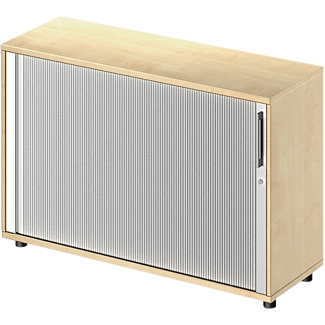 Armoire marron clair avec porte à lattes et poignée.