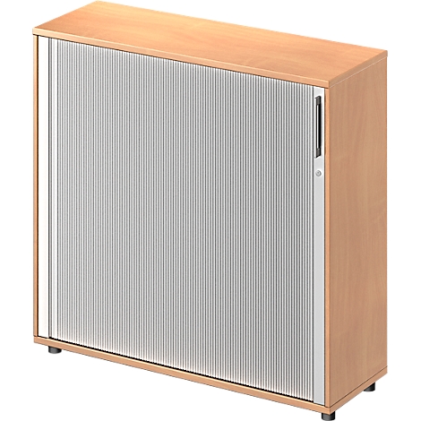 Armoire marron clair avec porte à lattes et poignée.