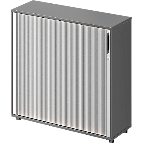 Armoire grise avec une façade nervurée et des bandes lumineuses verticales. Une poignée sur le côté droit.