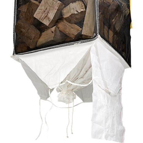 Holzstücke in einem weißen und schwarzen Beutel. Der Beutel ist am Boden mit einer Schnur verschlossen.