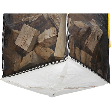 Der Blick in einen großen Sack mit Holzscheiten, die in einem weißen Sack verstaut sind.
