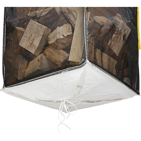 Du bois de chauffage dans un sac noir et blanc ; fermeture blanche, partie transparente.
