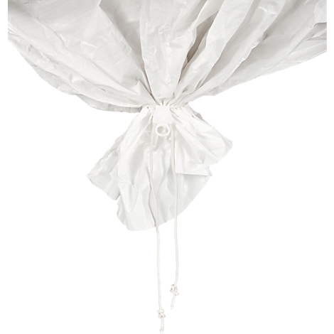 Gros plan sur un tissu blanc froissé. Au centre se trouvent une ouverture et deux cordons avec des nœuds.