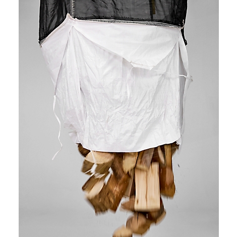 Un sac avec des bûches tombant d'une construction noire et blanche. Le fond est gris clair.