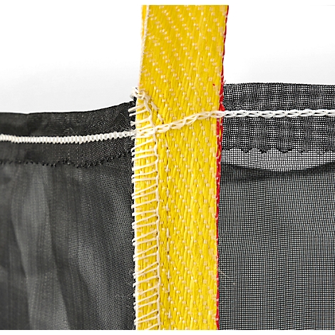 Close-up van een naad, gele band, zwart mesh-weefsel, witte draad. Details van textiel.