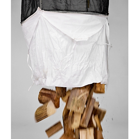 Brandhout valt uit een zwarte zak. De zak is gedeeltelijk open en wit gevoerd. De achtergrond is lichtgrijs.