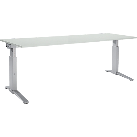 Een witte, in hoogte verstelbare bureau met zilverkleurige poten. De tafel is leeg en staat tegen een witte achtergrond.
