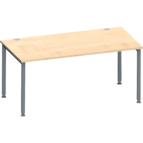 Een rechthoekig bureau met een lichte houten afwerking en grijze metalen poten. Het oppervlak is licht schuin.