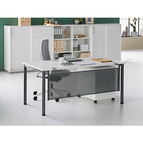 Witte bureau met grijs metalen frame. Achter het bureau een bureaustoel en wandmeubel. Incl. mappen, laptop en koffiekopje.