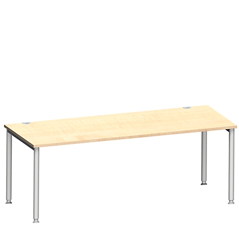 Een lichtbruin bureau met zilveren poten op een witte achtergrond. Houten tafelblad met metalen poten, modern.