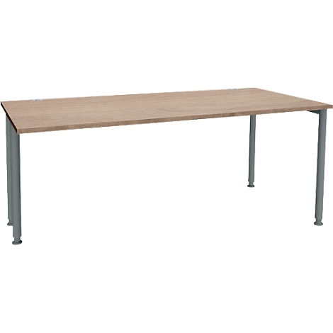 Table de couleur marron clair avec des pieds gris. Le plateau de la table est rectangulaire. La table est placée devant un fond blanc.