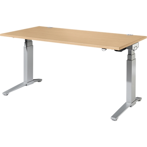 Een in hoogte verstelbaar bureau met een lichtbruin tafelblad en zilveren poten tegen een witte achtergrond.