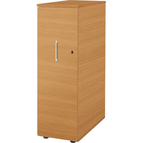 Armario alto de madera con tirador plateado y cerradura.
