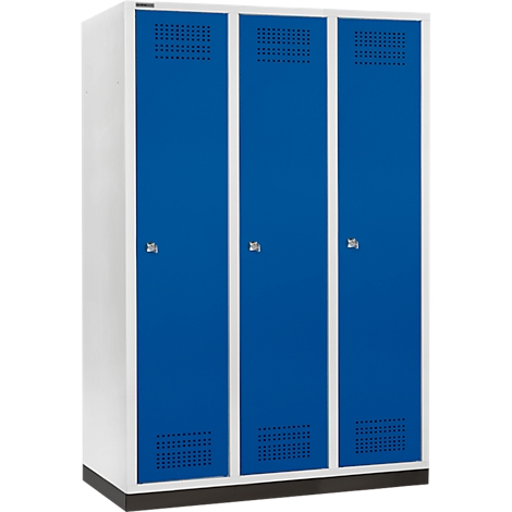 Kast met drie blauwe deuren en zilveren handgrepen. De deuren worden gescheiden door witte frames.