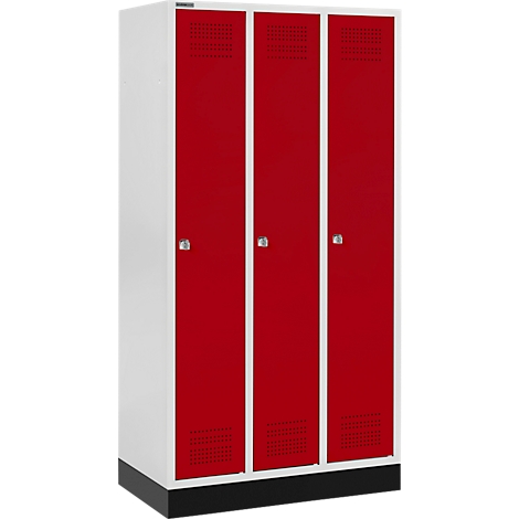 Een driedeurs, wit en rode locker. Elke deur heeft een ventilatierooster, een handvat en een zwarte basis.