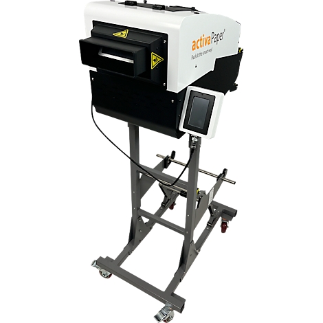 Une machine d'emballage de papier blanche et noire sur un cadre métallique. Un écran est visible sur l'appareil.