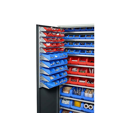 Metallschrank mit offenen Fächern, gefüllt mit roten und blauen Kunststoffbehältern, die Kleinteile enthalten.