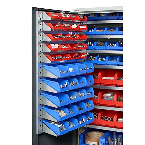 Werkzeugschrank mit roten und blauen Aufbewahrungsboxen, gefüllt mit Schrauben und Kleinteilen.