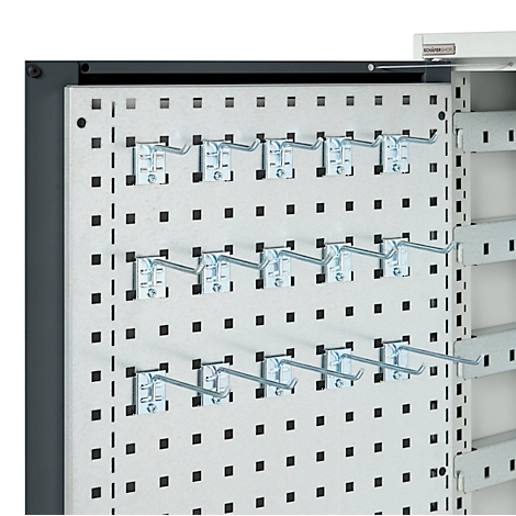 Metallhaken an einer Lochplatte. Reiheweise angebracht. Grauer Rahmen.