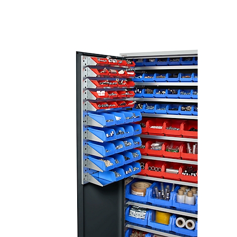 Ein Werkstattschrank mit offenem Fach. Die Fächer sind mit roter und blauer Boxen gefüllt, die Schrauben und andere Kleinteile enthalten.