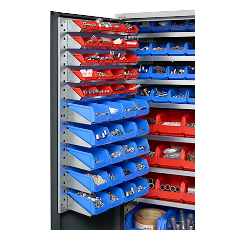 Ein offener Schrank mit roten und blauen Behältern, gefüllt mit verschiedenen Metallteilen.