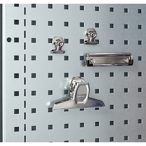 Metall-Lochwand mit Clips in verschiedenen Größen.