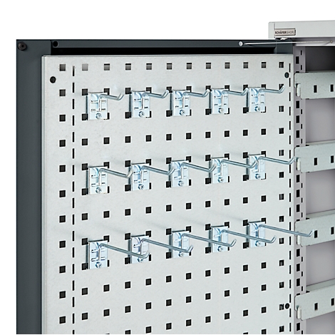 Werkzeugwand mit Metallhaken, in drei Reihen angeordnet, an einer perforierten Platte.