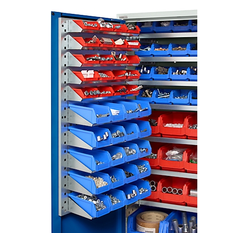Schrank mit blauen und roten Kunststoffboxen, gefüllt mit Schrauben, Muttern und Kleinteilen.