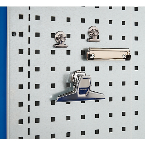 Verschiedene Metall-Clipboards und -Clips auf einer Lochplatte. Die Clips sind in verschiedenen Größen und Formen dargestellt.