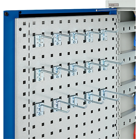 Graue Lochwand mit Haken. Schwarze Quadrate bilden das Muster. Blaue Metallumrandung.