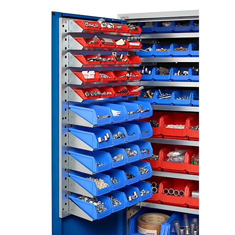 Blau-roter Werkzeugschrank, gefüllt mit Schrauben, Muttern und anderen Kleinteilen. Regale mit Behältern in verschiedenen Größen.