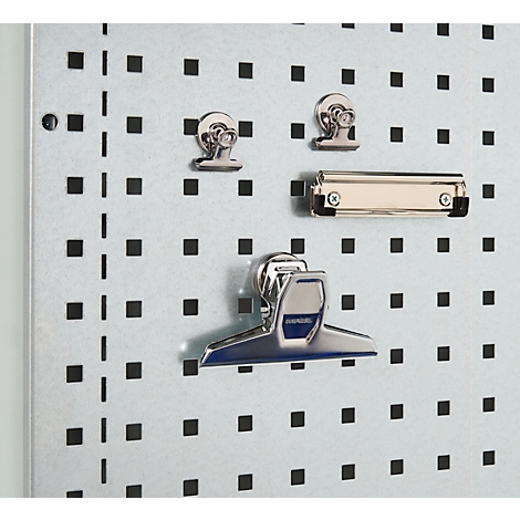 Nahaufnahme einer Lochwand mit silbernen Clips und Klammern. Die Wand ist hellgrau mit gleichmäßig verteilten quadratischen Löchern.