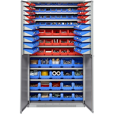 Offener Werkzeugschrank mit Sortimentsboxen in Rot und Blau. Regale voll mit Schrauben, Muttern und Werkzeugen.