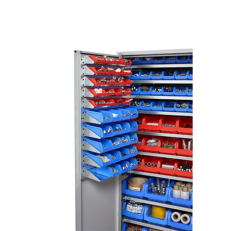 Metallschrank mit geöffneter Tür, gefüllt mit roten und blauen Kunststoffboxen. Die Boxen enthalten Schrauben, Muttern, etc.