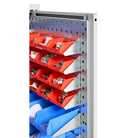 Regal mit roten und blauen Sortierboxen, gefüllt mit verschiedenen Metallteilen, vor weißem Hintergrund.